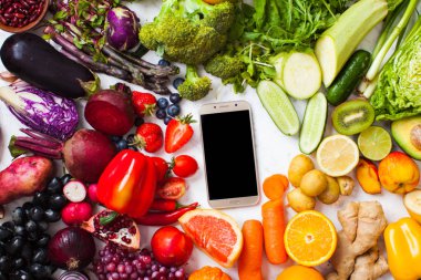 Çiftlik ürünleri, gökkuşağı vegan gıda ile akıllı telefon, üst görünümü