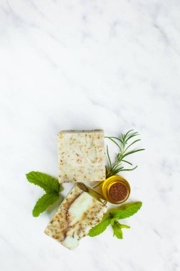 Doğal otlar ile el yapımı organik sabunlar üst görünümü