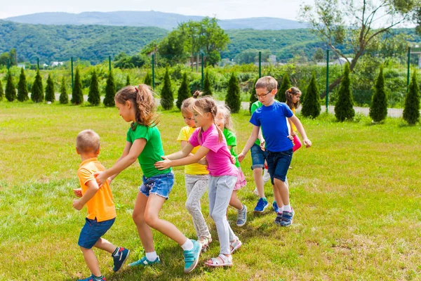 Actividad alegre y lección para niños trabajo en equipo — Foto de Stock