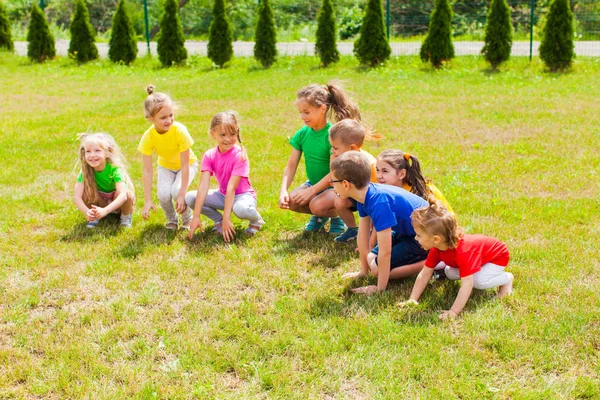 Niños agachados preparados para saltar. Actividades deportivas — Foto de Stock