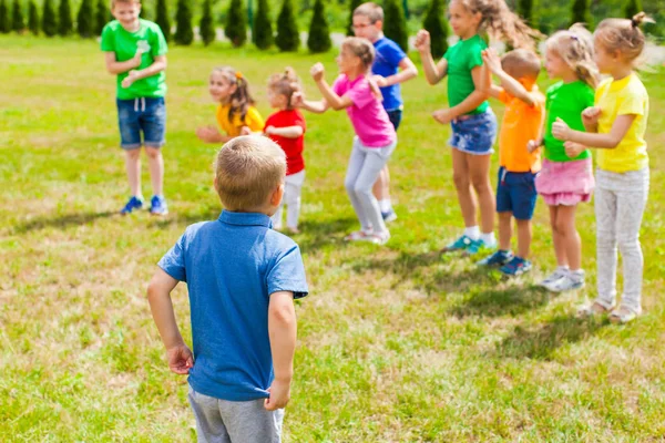 Niño pequeño mostrar el acertijo para los niños al aire libre — Foto de Stock