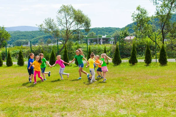 Grand groupe d'enfants jouent à des jeux en plein air — Photo