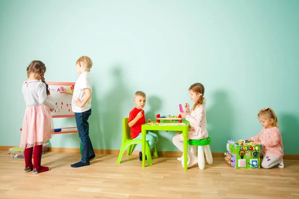 Zabawki edukacyjne dla przedszkolaków i dzieci w wieku przedszkolnym. — Zdjęcie stockowe