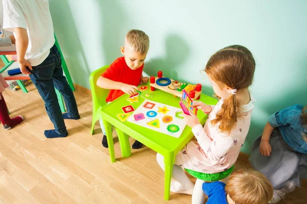 Niños de diferentes edades en la educación en el hogar en la habitación — Foto de Stock