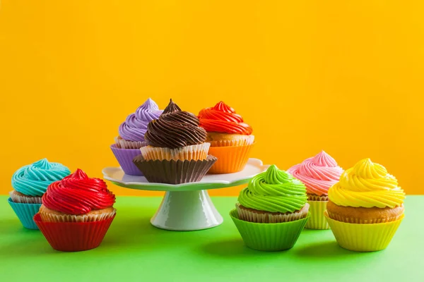 Concept van verscheidenheid van keuze, regenboog kleur cupcakes — Stockfoto