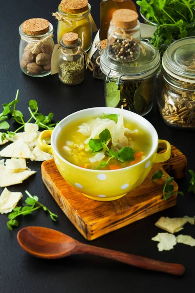 Sopa de ervilha fresca com biscoitos e ervas — Fotografia de Stock