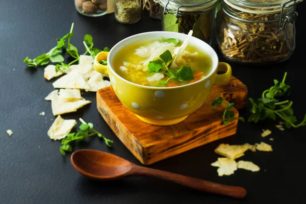 Sopa de ervilha fresca com biscoitos e ervas — Fotografia de Stock