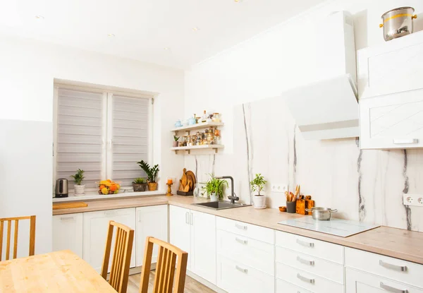 Moderna cocina escandinava con estantes blancos abiertos — Foto de Stock