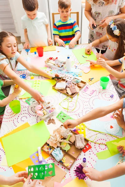 Meninos e meninas fazem cartões juntos — Fotografia de Stock