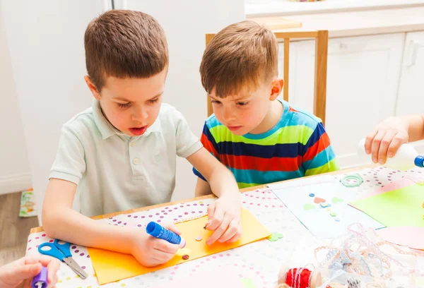 Niños haciendo tarjetas de felicitación para sus madres para las vacaciones — Foto de Stock