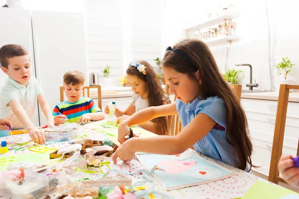 Niños haciendo tarjetas de felicitación para sus madres para las vacaciones — Foto de Stock