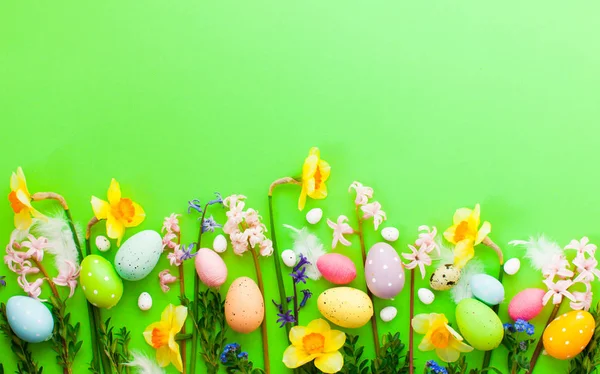 Easter colourful eggs and flowers top view — Stock Photo, Image
