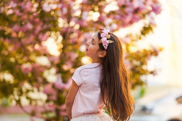 Wiosenny portret, urocza dziewczynka taniec w pobliżu drzewa Sakura — Zdjęcie stockowe