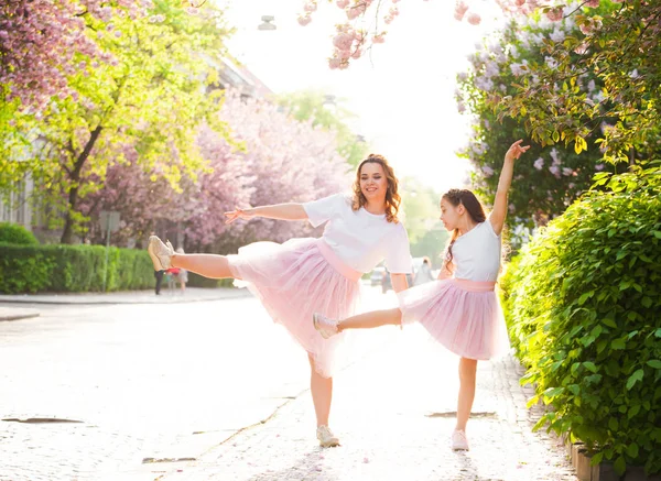 Kind dochter tonen moeder hoe te dansen, familie flashmob — Stockfoto