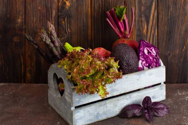 Состав с овощами в деревянной корзине — стоковое фото