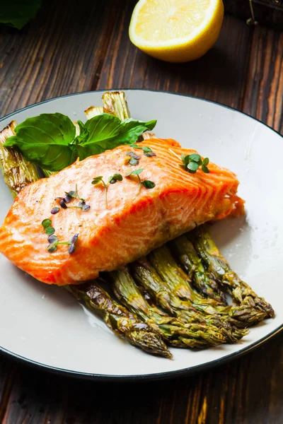 Healthy food - peace of salmon, backed with asparagus — Stock Photo, Image