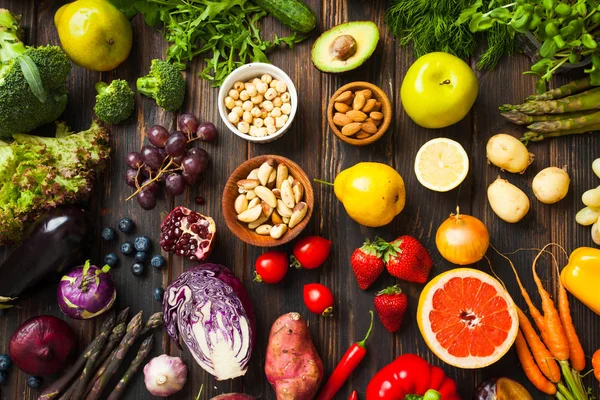 Frutas y hortalizas en colores arcoiris vista superior — Foto de Stock