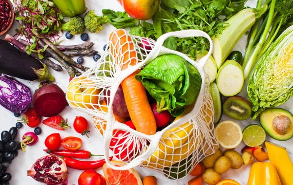 Leverans av färska ekologiska grönsaker och frukter. — Stockfoto