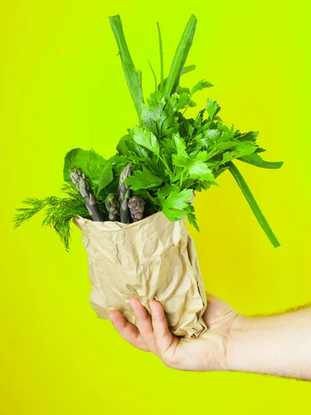 Lebensmittel in einer Papiertüte. Natürliche gesunde Ernährung. — Stockfoto