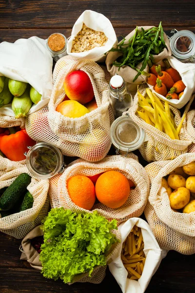 Närbild på den bästa utsikten över olika maträtter, medveten konsumtion — Stockfoto