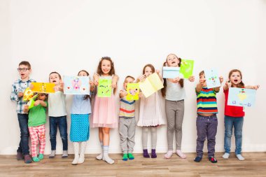 El yapımı süslemeleri veya tebrik kartı ile çocuklar