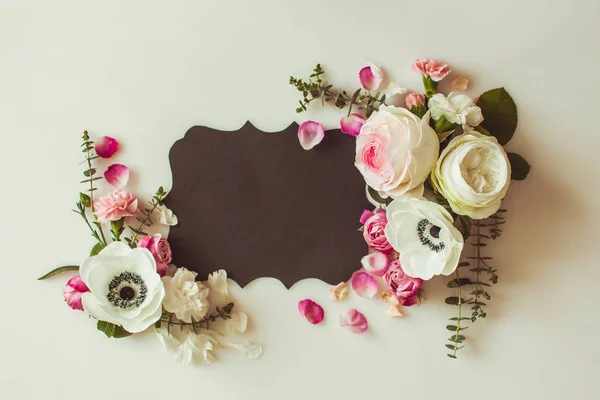 Moldura de casamento floral com papel modelo vista superior — Fotografia de Stock