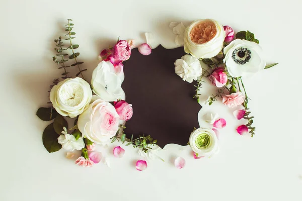 Floral wedding frame with paper template top view — Stock Photo, Image