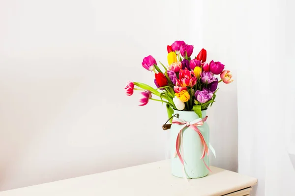 Bouquet di tulipani colorati in lattina bianca — Foto Stock