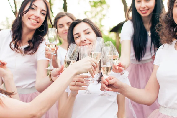 Festa de despedida de solteira e meninas felizes celebrando com champanhe — Fotografia de Stock