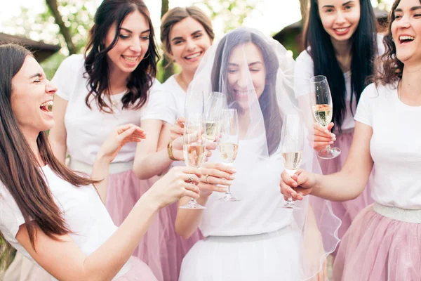Bella sposa e damigelle d'onore felici che celebrano addio al nubilato — Foto Stock