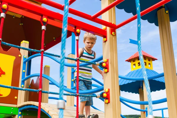 Preschooler fiú belül hegymászó nettó a természetben — Stock Fotó