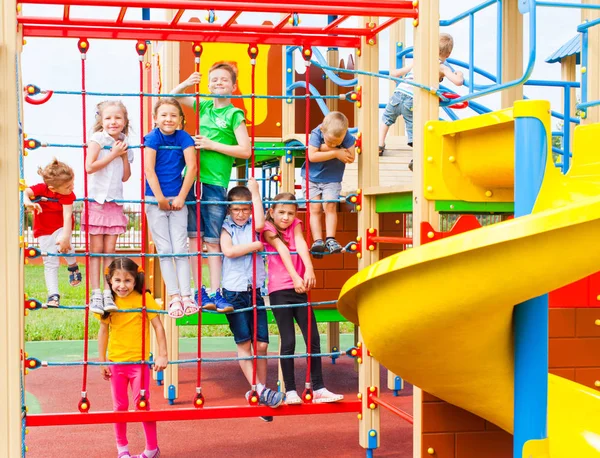 Parque de diversões e crianças brincando e escalando — Fotografia de Stock