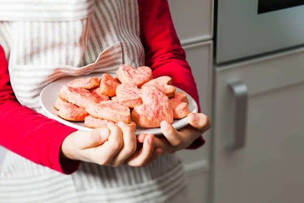 Childs kezében Pink szív cookie-kat a konyhában — Stock Fotó