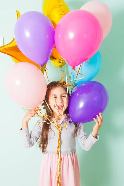 Pretty Girl på födelsedagsfest med ballonger — Stockfoto