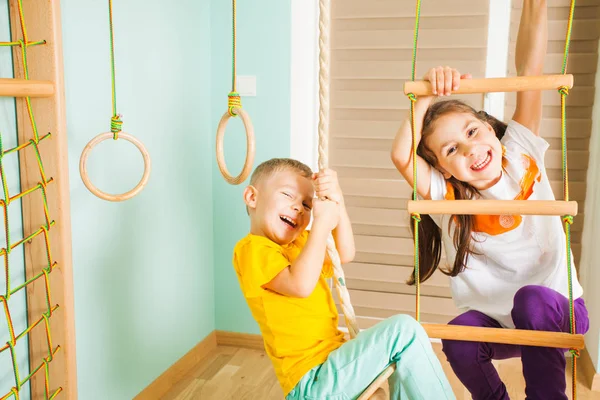 自宅でロープのはしごで遊ぶ子供たち — ストック写真
