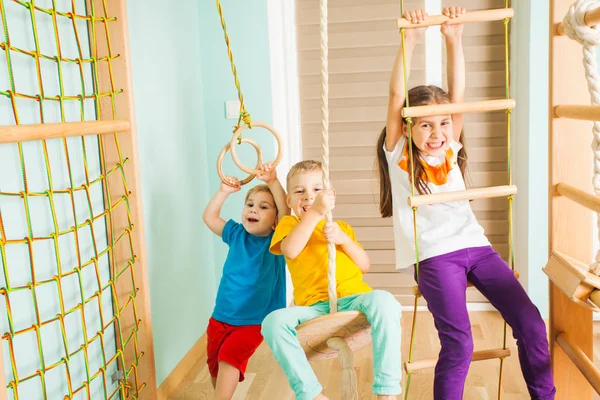 Cool enfants avoir du plaisir dans la salle de gym enfants — Photo