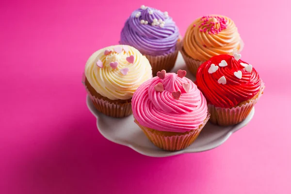 Día de San Valentín cupcakes de vacaciones en el puesto de pasteles —  Fotos de Stock