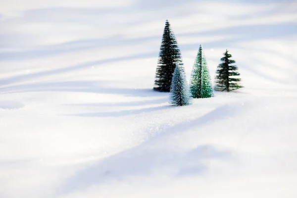 Маленькі штучні ялинки на м'якому снігу — стокове фото