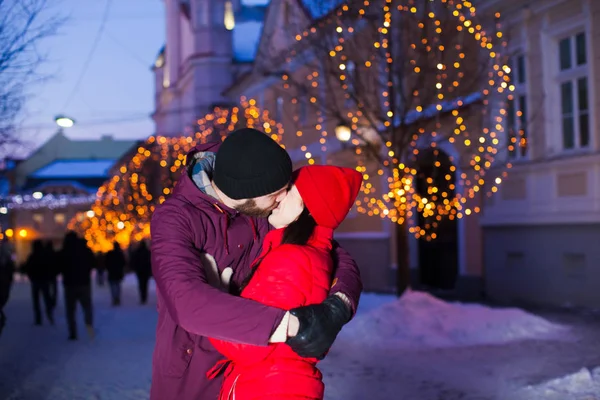 Romantisch paar zoenen buiten in oude winter stad — Stockfoto