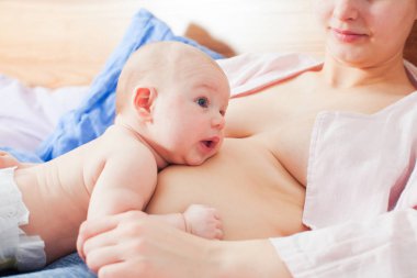 Bebek annelerin göğüslerine ulaşmaya çalışıyor. Biyolojik beslenme
