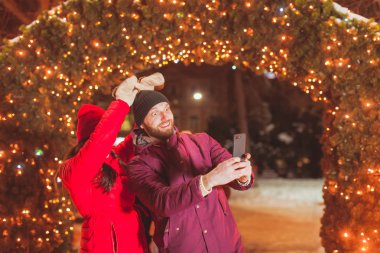 Komik yüzlerle selfie yapan erkek ve kadın