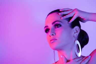 Renk ışıklarında parlak makyajlı kadın