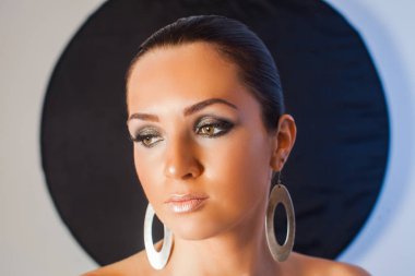 Genç güzel makyaj modeli nin yakın çekim portresi