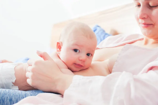 Nutrición biológica y contacto piel a piel con el bebé recién nacido — Foto de Stock