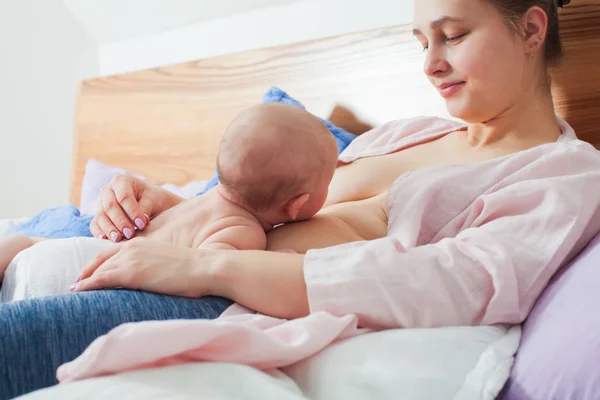 Mother holding a newborn baby skin-to-skin on her belly — Stock Photo, Image