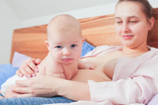Yatak odasında anne ve yeni doğan bebek portresi — Stok fotoğraf