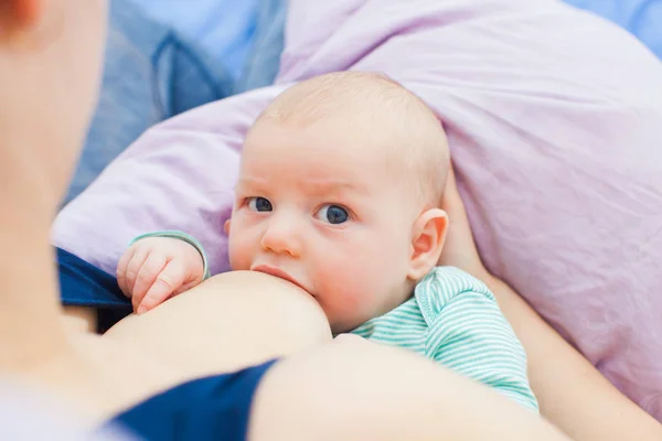 Vista dall'alto del bambino allattato al seno sul cuscino — Foto Stock