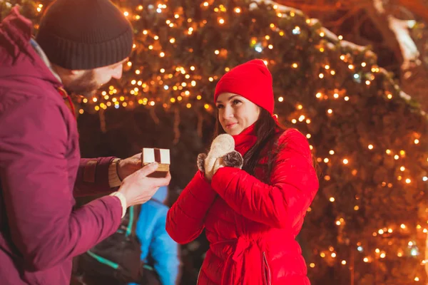 Vista lateral del hombre haciendo propuesta de matrimonio en Nochebuena al aire libre — Foto de Stock