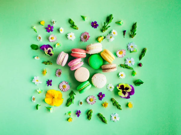 Kleurrijke bitterkoekjes en bloemen over de Green — Stockfoto