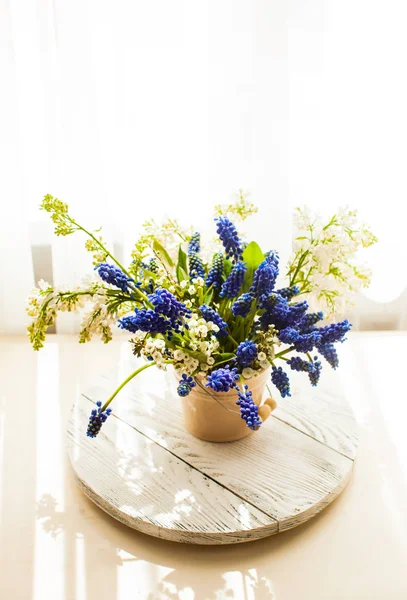 Bunch of grape hyacinths in a ceramic vase — Stock Photo, Image